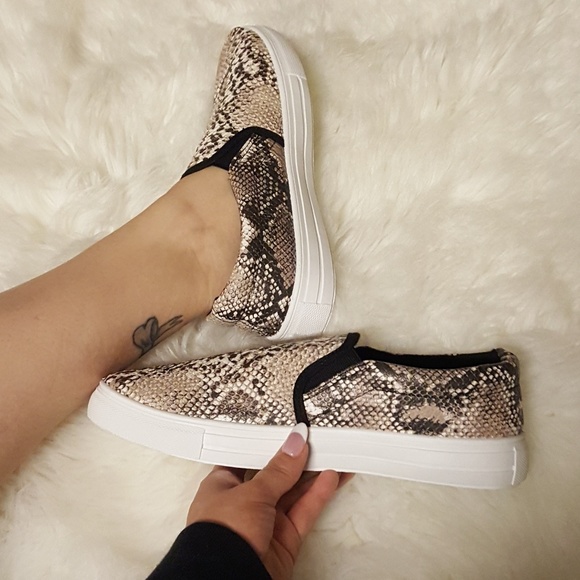 Qupid Shoes - Snake print sneaker